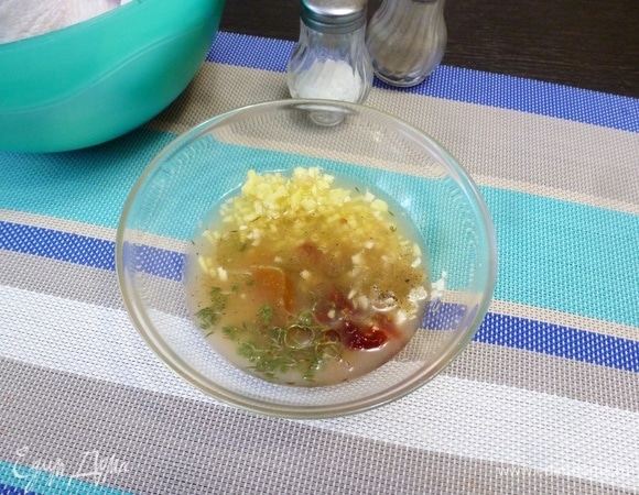 Выжать сок из лимона и мандарина. Добавить измельченный перец чили, если любите острое, но это необязательно. Посолить, влить растительное масло и все тщательно перемешать.