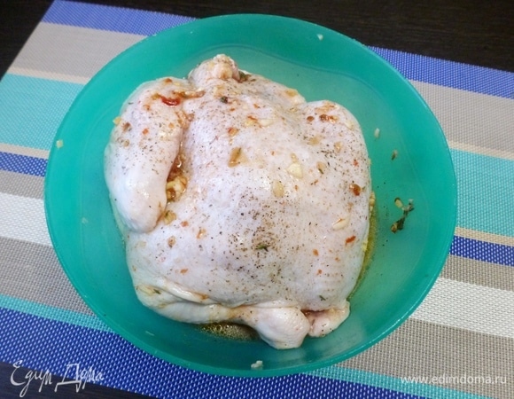 Смазать маринадом курицу внутри и снаружи, под шкурку на грудке тоже можно влить маринад. Поставить в холодильник мариноваться часа на 2. За это время перевернуть 2–3 раза.
