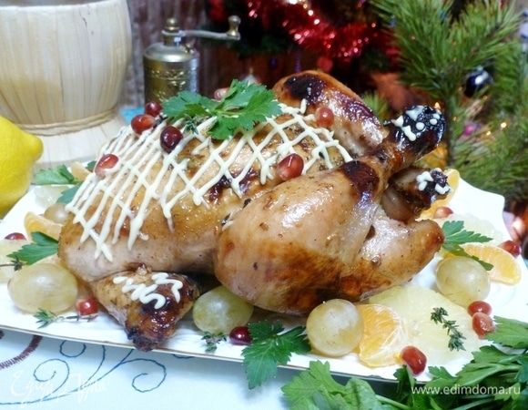 Вкусная, сочная, пряно-острая, невероятно ароматная курица с пикантной фруктовой начинкой готова! Такая курочка очень вкусная и в холодном виде, мне понравилась даже больше. Такие вкусные бутерброды получились из грудки. Приятного аппетита!