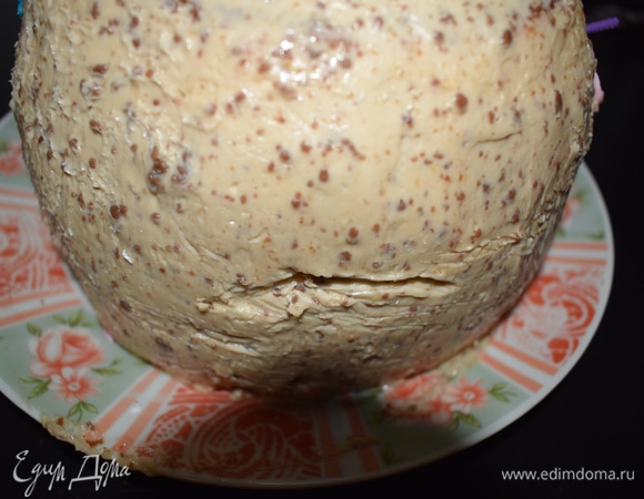 Выравниваем оба яруса ганашем и покрываем мастикой (я использовала домашнюю). На этом же этапе вырезаем глаза, уши, пятачок, задние и передние лапы, хвост, также я решила добавить шапочку и шарф. Все мелкие детали я прикрепляла с помощью зубочисток.