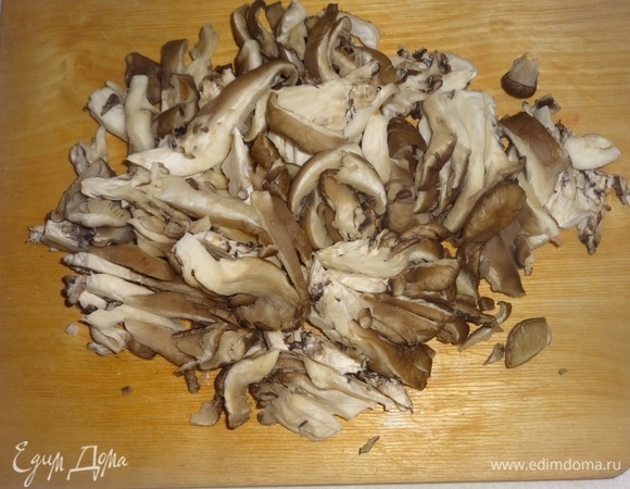Вешенки вымыть, обсушить и нарезать соломкой.