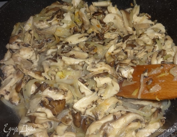 Выложить нарезанные грибы к луку и продолжать жарить вместе до полного выпаривания жидкости, периодически помешивая.