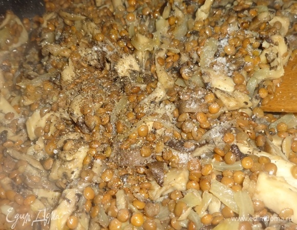 Массу посолить, поперчить, добавить лимонный сок, еще раз перемешать и выключить огонь. Дать немного остыть.