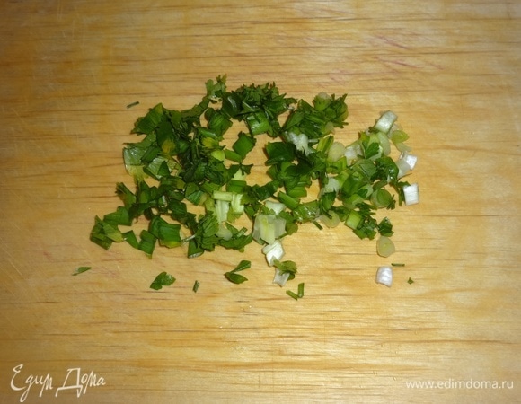 Петрушку и зеленый лук вымыть, обсушить, мелко нарезать.