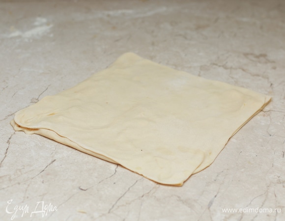 Снова сложите края получившейся прямоугольной заготовки к середине так, чтобы получился квадрат.