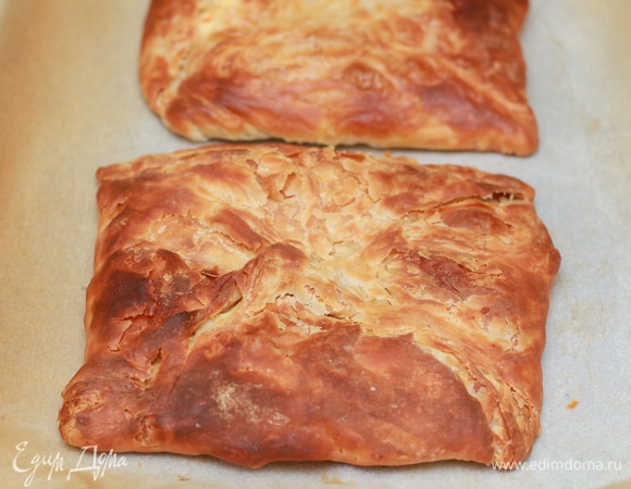 Хачапури можно обжарить в масле на сковороде, а можно запечь в духовке. Я предпочитаю духовку. Для этого уложите на застеленный бумагой для выпечки противень 2 хачапури (обычно больше не влезает) и выпекайте 20–30 минут (в зависимости от вашей духовки) до золотистого цвета при температуре 180°C. Приятного аппетита!