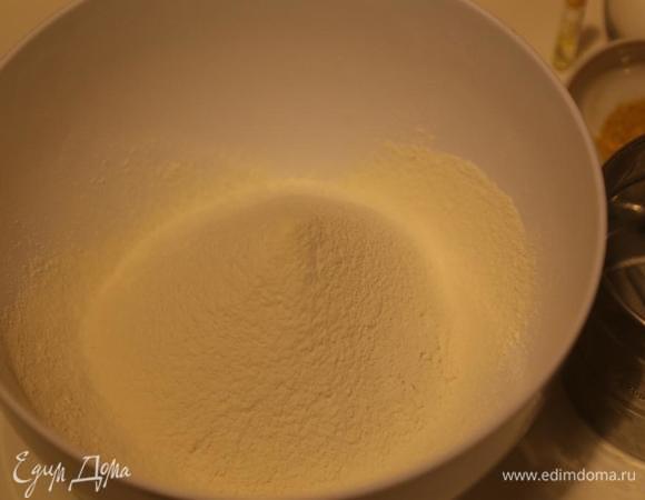 В глубокую миску просеять муку.