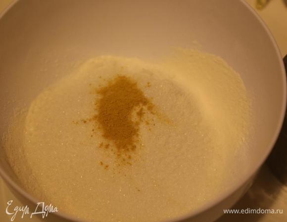 В муку добавить сухие ингредиенты — сахар, соль, куркуму (по желанию). Перемешать.