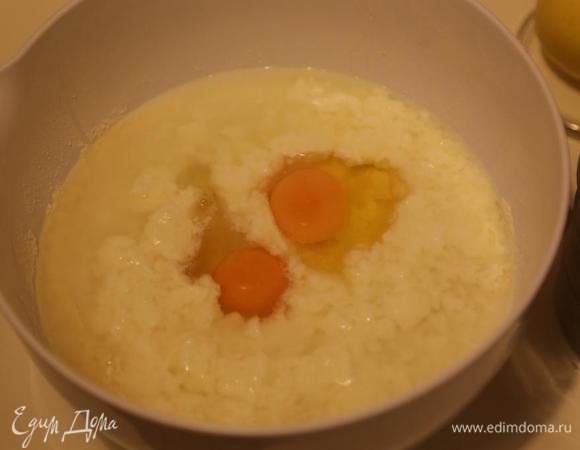 Добавляем жидкие ингредиенты — кефир (или простокваша), вода, яйца. Снова перемешиваем.