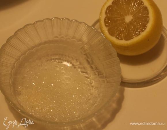 Не забудем погасить соду и добавляем ее в тесто.