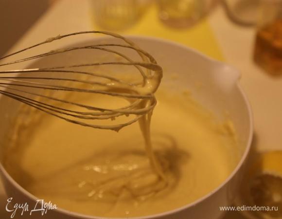 А теперь самое главное — добиться нужной консистенции и вкуса у теста. Оно должно быть густым, поэтому указанные 3 стакана муки — это ориентир. Дальше смотрите по своему тесту и добавляйте муку или воду, чтобы оно получилось, как густая сметана. А вкус теста можно изменить, добавив лимонный сок (уксус), если есть привкус соды. Либо добавить немножко соды, если тесто вдруг получилось слишком кислым. Также советую перемешать тесто при помощи кухонной техники, в идеале — кухонной машины, но у меня с тестом мучается блендер. Так мы избавимся от комочков.