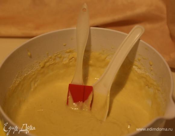 Так как тесто получается густым, то мне на помощь приходят вот эти лопаточки. Ими я выкладываю тесто на сковородку.