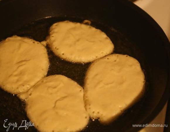 Выпекаем оладушки. Я обжариваю их с двух сторон на среднем огне, чтобы они успели пропечься.