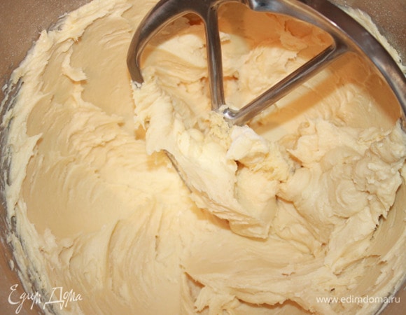 Слоеное тесто. Тесто первое — масляное. Поместить в чашу кухонной машины просеянную муку и сливочное масло комнатной температуры, нарезанное кубиками. Установить на машину К-образную насадку. Смешать ингредиенты до однородного теста на медленной скорости.