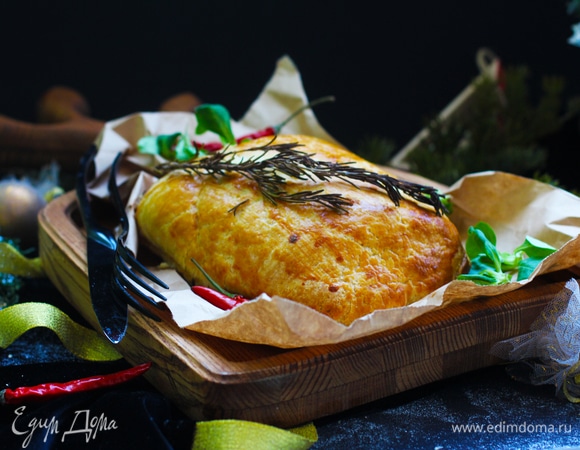 Если у вас не осталось теста для украшения верха, то можно сверху положить веточку розмарина или тимьяна.