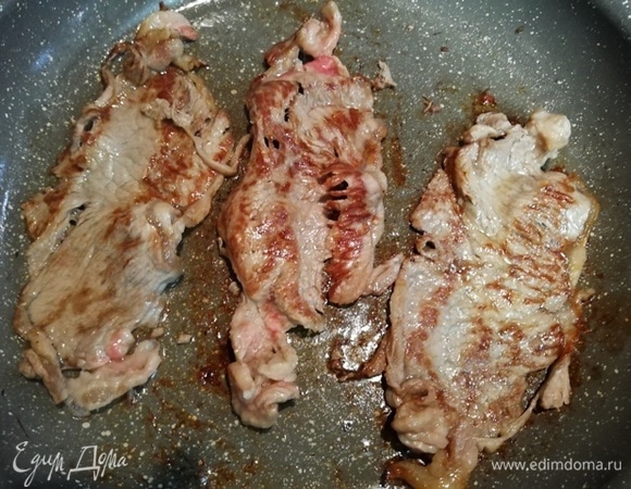 Говядину обжариваем по 1 минуте с каждой стороны.