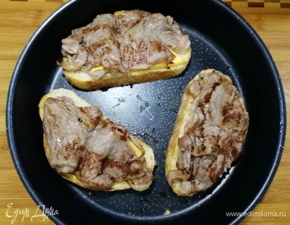 На сыр выкладываем говядину, солим и перчим.