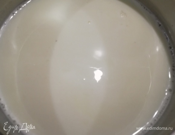 Топленое молоко доводим до кипения.