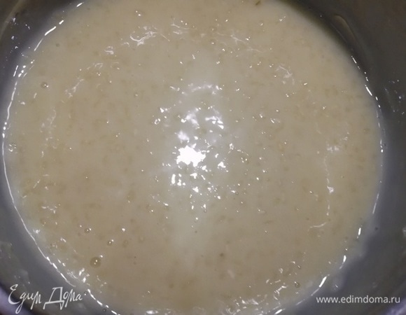 В закипевшее молоко добавляем соль, сахар, ванилин и всыпаем рис. Мощность конфорки уменьшаем до минимума и варим рис до переваренного состояния около 50 минут. Не забывайте периодически помешивать рис, чтобы он не пригорел ко дну.