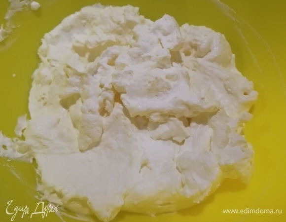 Охлажденные сливки взбиваем до устойчивых пиков.