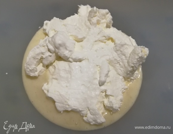 Смешиваем рисовую основу и взбитые сливки.