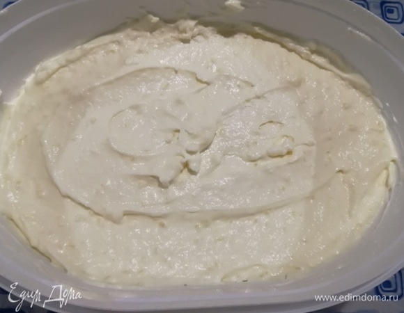 Перекладываем полученную массу в контейнер и убираем в морозильную камеру на 1 час. Через час вынимаем мороженое и перемешиваем. Проделываем эту процедуру еще 2 раза с периодичностью в час.