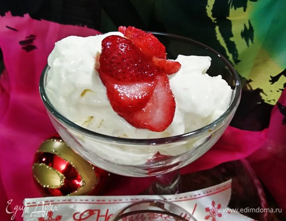 Подаем наше мороженое в креманках, украсив ягодами клубники.