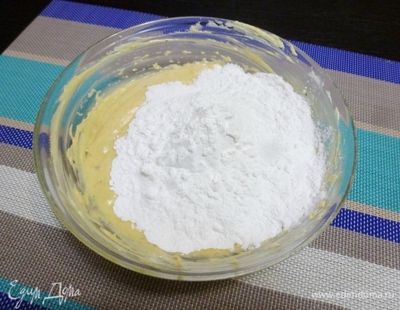 Всыпать кукурузный крахмал. Крахмала может понадобиться больше.