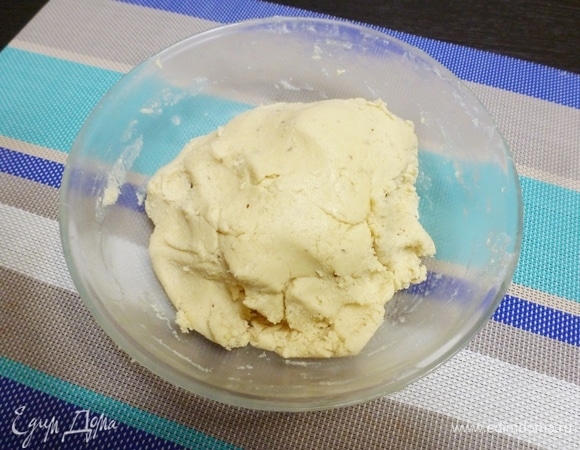 Замесить мягкое рассыпчатое тесто. Если есть время, то его можно охладить в холодильнике 30–40 минут. Но я выпекала сразу.