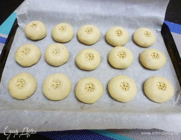 Противень застелить бумагой для выпечки. Из теста скатать шарики размером немного крупнее грецкого ореха, немного сплющить и украсить верх каким-нибудь рисунком. Можно приспособить вилку или большую фигурную пуговицу.