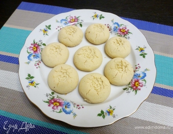 Разогреть духовку до 170°C. Отправить печенье в духовку на 10–15 минут. Время зависит от размера печенья, если у вас маленькие, то может понадобиться всего минут 7–8. Печенье должно остаться белым. Процесс выпечки можно отследить через стекло духовки. Печенье сначала будет блестеть от масла, а потом начнет подсыхать, когда оно станет матовым, то оно будет готово.