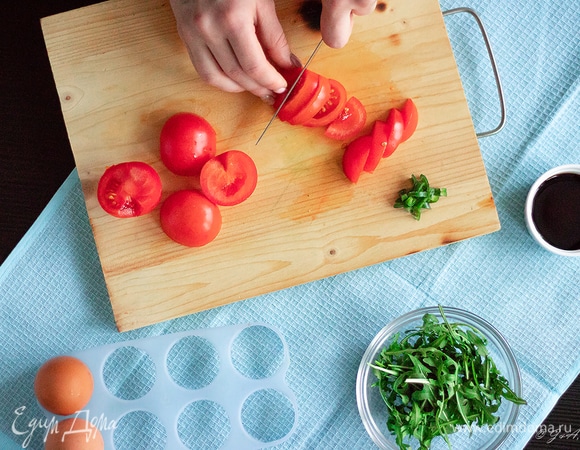 Нарежьте помидоры крупными дольками.