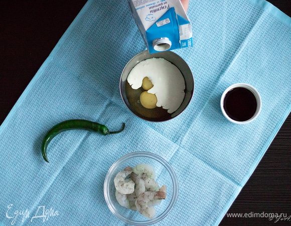 Два яйца смешать со сливками и соевым соусом.