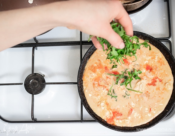 Посыпать руколой.