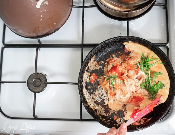 Дождаться, пока масса схватится. Завернуть блинчик к центру.