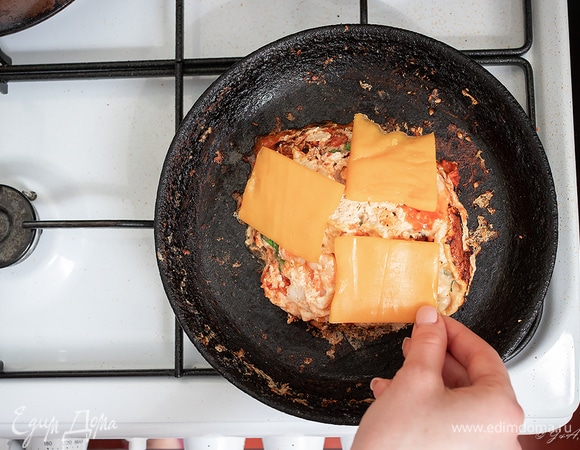 Выложить ломтики чеддера.