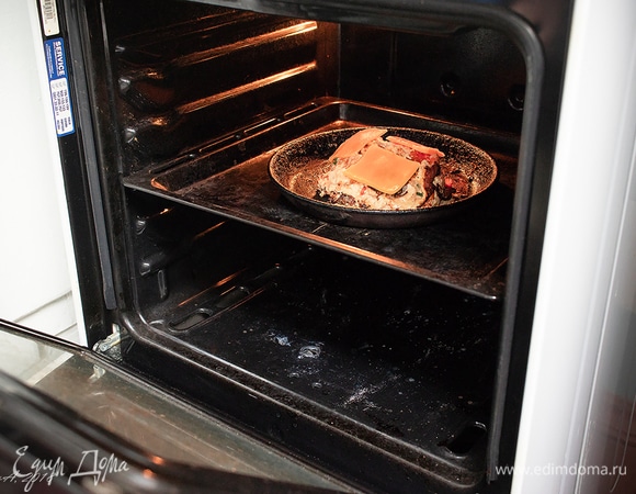 Поставить в разогретую до 180°C духовку минуты на три до расплавления сыра.