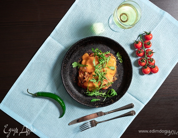 Подавать прямо на сковородке с бокалом вина — просто и изысканно. Доброе утро!