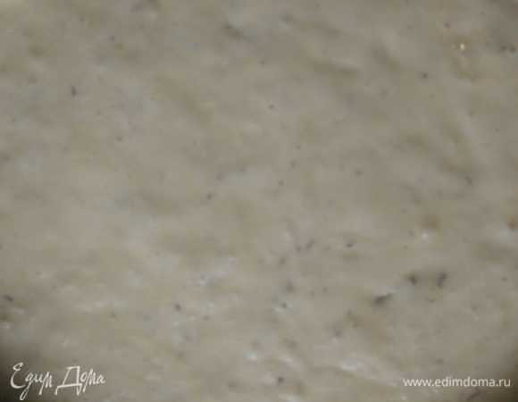 Выливаем в подготовленную форму диаметром 22 см. Выпекаем при 170–180°С около 1 часа до готовности.