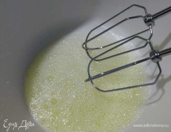 Для коржа-безе берем 3 белка, начинаем взбивать на маленькой скорости. Как появится пена, начинаем вводить сахар (можете заменить сахарной пудрой). Взбиваем до крепкой пены, чтобы белковая масса держала форму и не расплывалась.