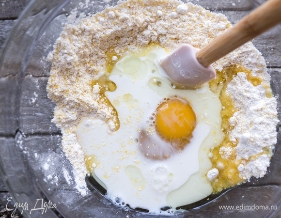 Добавьте молоко, яйцо и растительное масло.