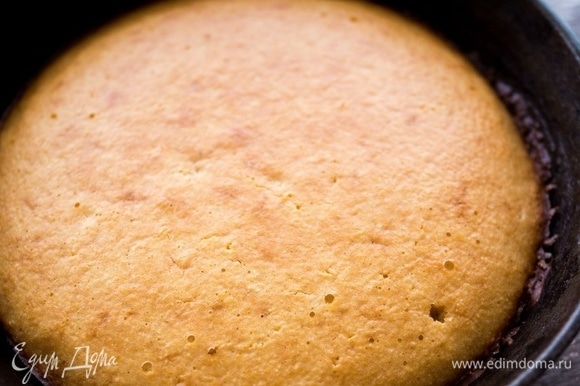 Выпекайте кукурузный хлеб 20 минут при температуре 250°C.