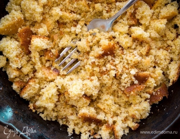 Остудите готовый кукурузный хлеб и разомните вилкой в мелкие кусочки. Можно измельчить хлеб в блендере.