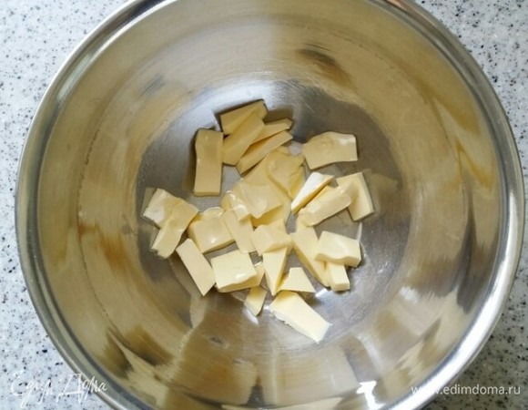 Размягченное сливочное масло нарежьте на кусочки и поместите в миску.