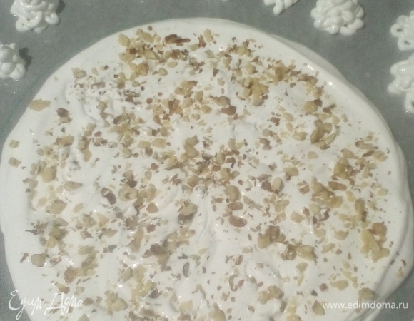 Добавим орехи сюда же или посыплем сверху перед выпеканием. Выкладываем массу на противень или в форму диаметром 22 см, смазанную маслом. Я обвела форму.