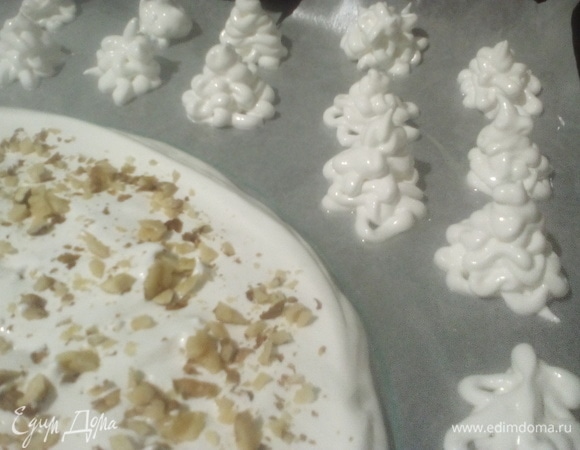 В пакет кладем белковую массу, обрезаем немного уголок и выдавливаем, делаем 14 елочек для украшения.