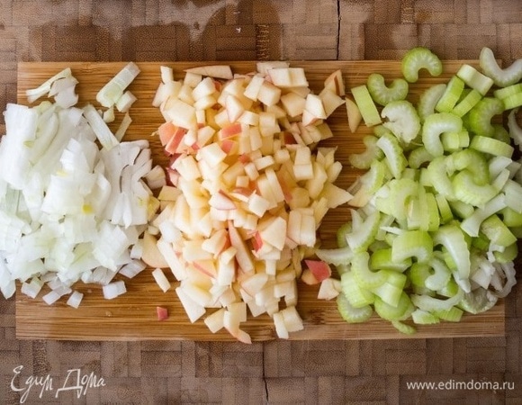 Мелко нарежьте лук, яблоко и сельдерей.