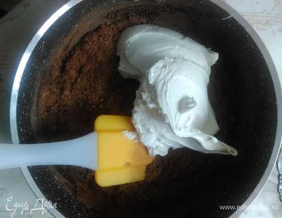 Ганаш: смешиваем ингредиенты, ставим на огонь.