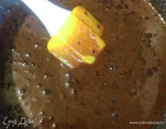 Мешаем до полного растворения и кипятим 1–2 минуты. Накрываем вплотную пленкой и ставим охлаждаться.