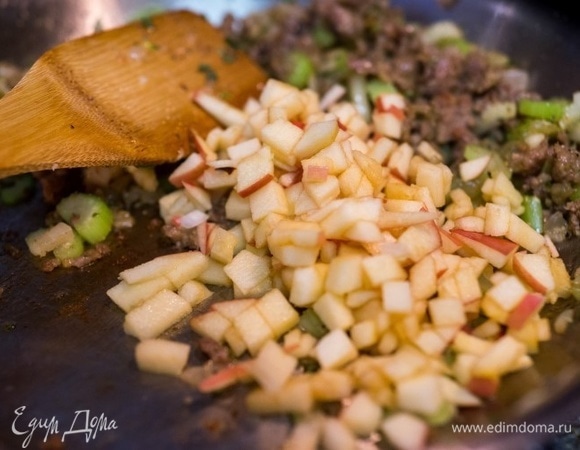 Добавьте яблоко и обжарьте в течение 5 минут.